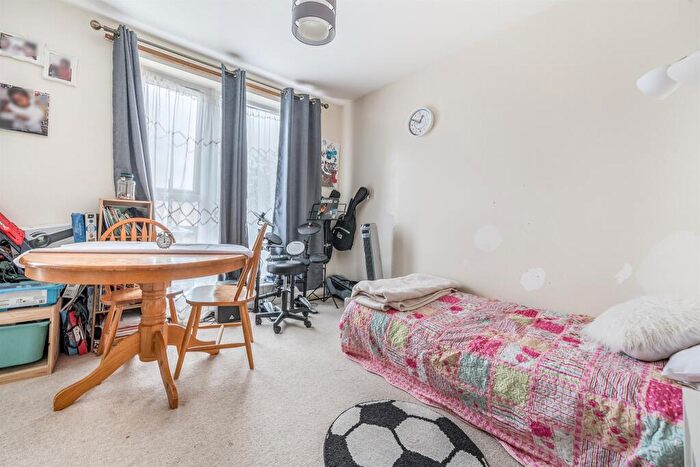 2 Bedroom Flat For Sale In Canning Square, Enfield, EN1