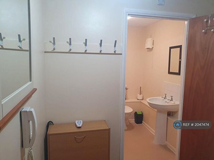 2 Bedroom Flat To Rent In Brook Court, Nottingham, NG7