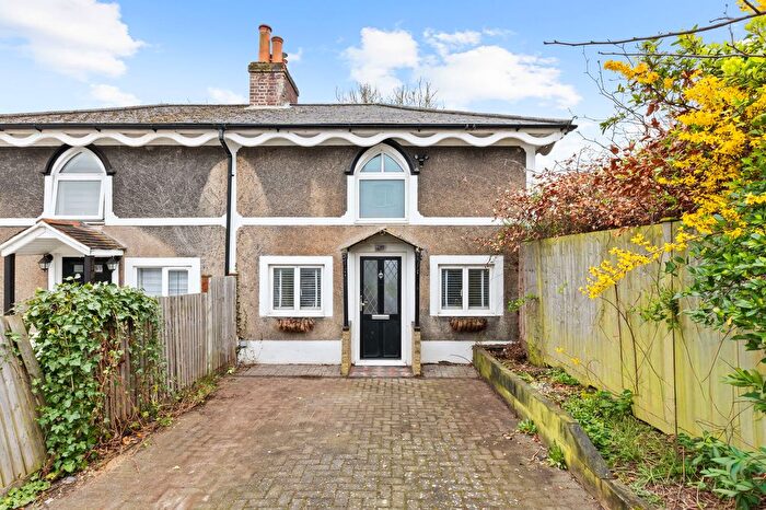 2 Bedroom Semi Detached House For Sale In Addington Road, South Croydon, CR2