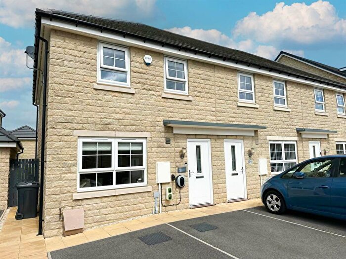 3 Bedroom Town House For Sale In Fitch Drive, Silsden, BD20