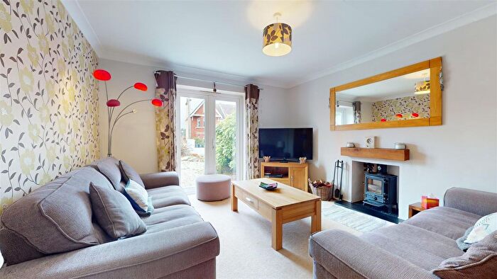 4 Bedroom Chalet For Sale In Newton Road, Swanage, BH19 - Photo 2