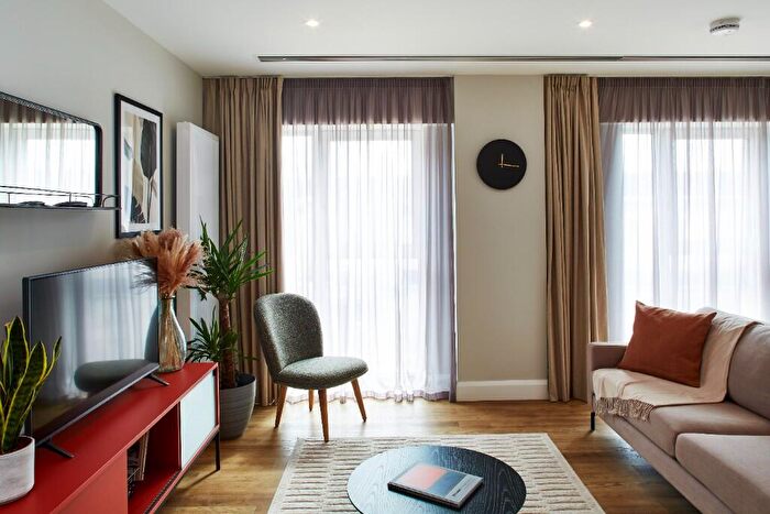 3 Bedroom Apartment To Rent In Moat Street, London, SW11