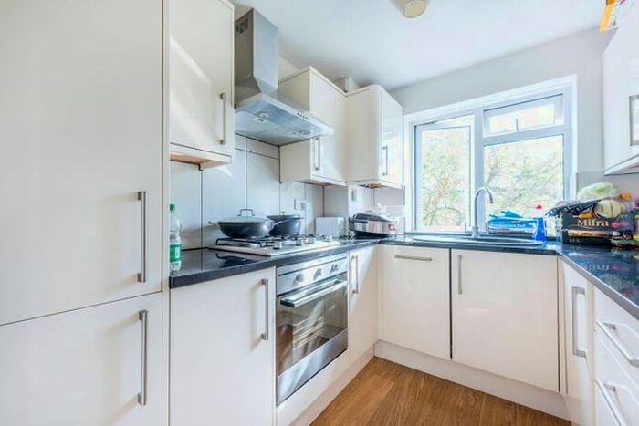2 Bedroom Flat To Rent In Windmill Road, Turnham Green, London, W4