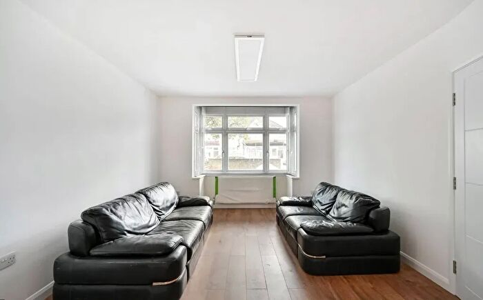 3 Bedroom Semi-Detached House To Rent In Cranford, TW4