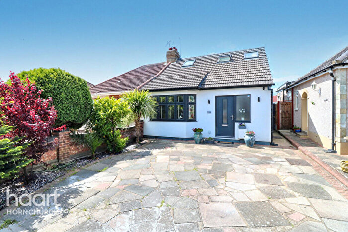 4 Bedroom Semi-Detached Bungalow For Sale In Goodwood Avenue, Hornchurch, RM12