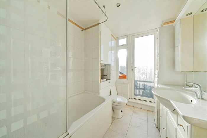 1 Bedroom Flat For Sale In Ewell Road, Surbiton, KT6