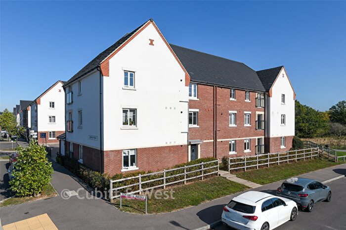 2 Bedroom Apartment For Sale In Cornwell Avenue, Crawley, West Sussex, RH10
