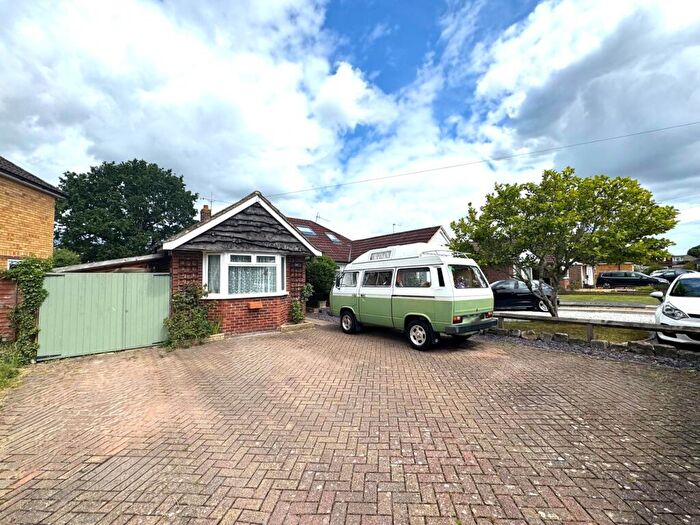 3 Bedroom Bungalow For Sale In Gumbrells Close, Fairlands, Guildford, GU3