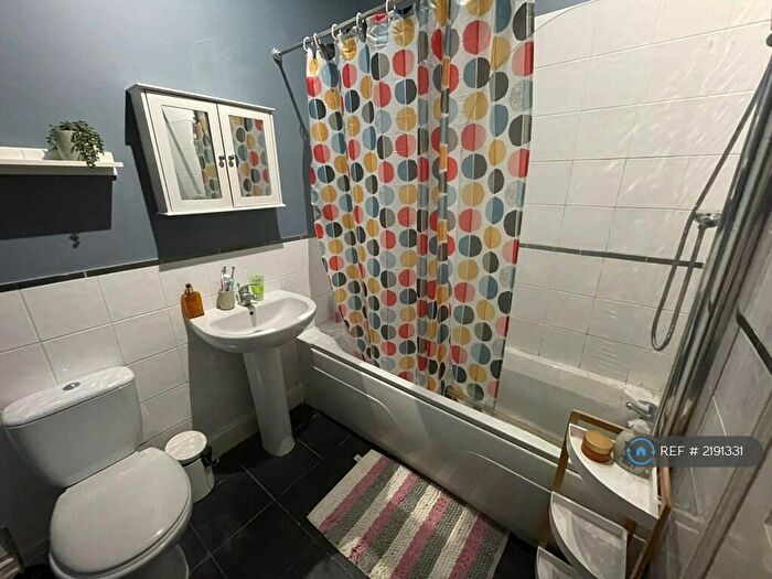 2 Bedroom Flat To Rent In Whingate Road, Leeds, LS12