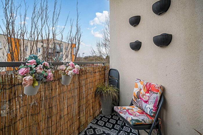 2 Bedroom Apartment For Sale In John Hunt Drive, Popley Basingstoke, RG24