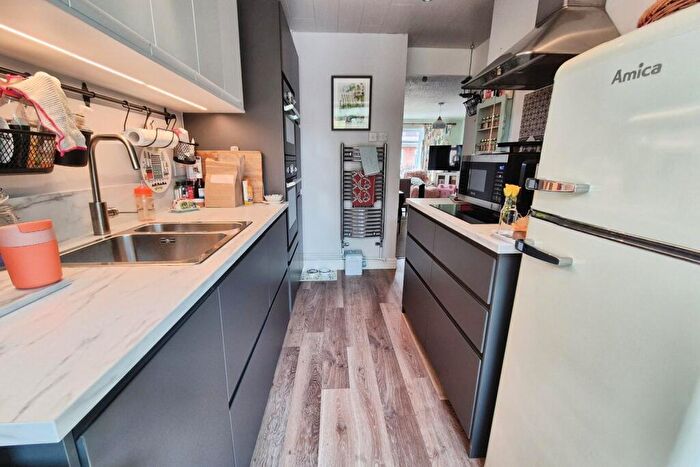 1 Bedroom Bungalow For Sale In The Leys, Clevedon, North Somerset, BS21
