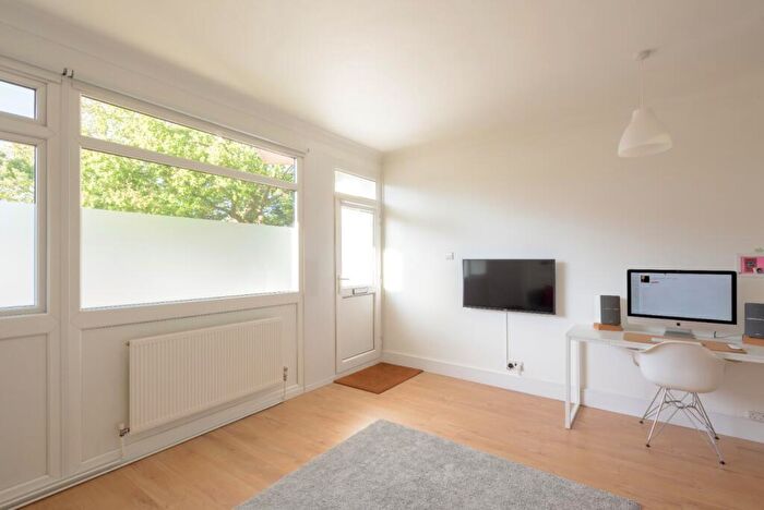 1 Bedroom Flat For Sale In Colleton Drive, Twyford, Reading, Berkshire, RG10