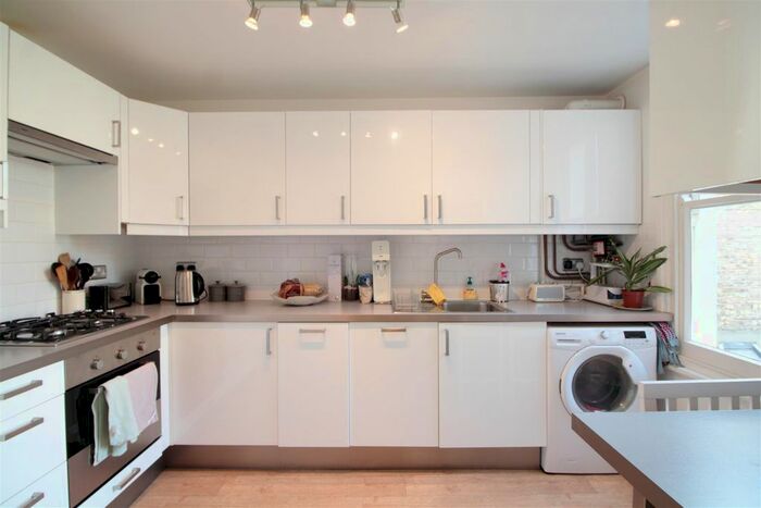 2 Bedroom Flat To Rent In Lynette Avenue, Clapham, SW4
