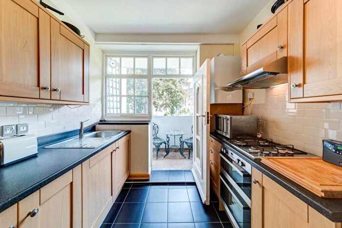 2 Bedroom Bungalow To Rent In Kennington Lane, London, Uk, SE11