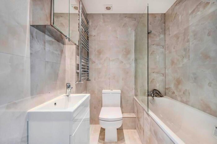 2 Bedroom Flat To Rent In Finchley Road, Temple Fortune, London, NW11