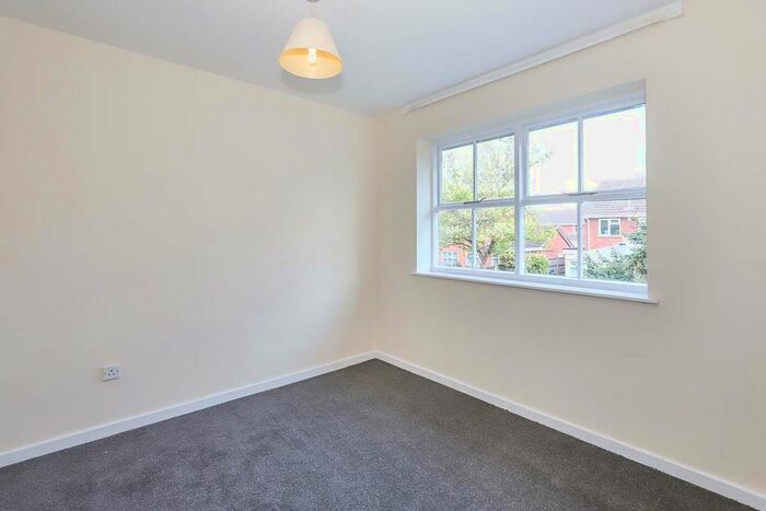 2 Bedroom Maisonette For Sale In Gainsborough Drive, Perton Wolverhampton, West Midlands, WV6