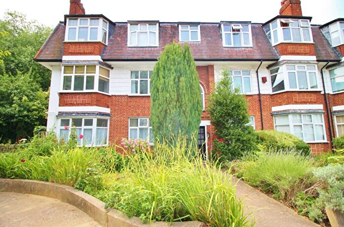 2 Bedroom Flat To Rent In Churchfields, South Woodford, E18