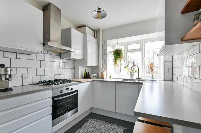 3 Bedroom Flat To Rent In The Woodlands London, SE19