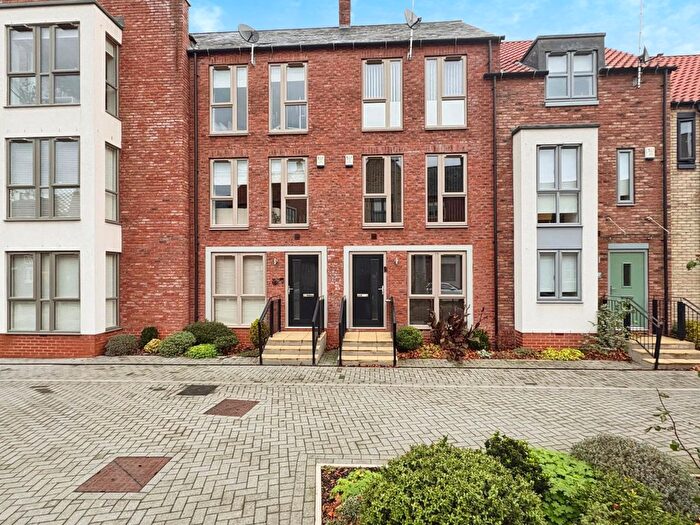 3 Bedroom Town House To Rent In Blanket Row, Fruit Market, Hull, HU1