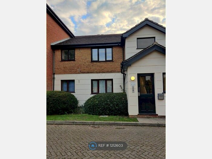 Studio To Rent In Parrotts Field, Hoddesdon, EN11