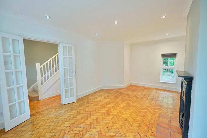 3 Bedroom Property To Rent In Midholm, NW11