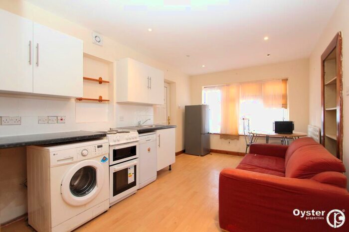 Studio To Rent In Gyles Park, Stanmore, HA7