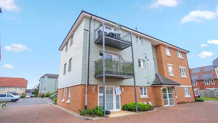 2 Bedroom Flat For Sale In Dairy Close, Aldershot, Surrey, GU12
