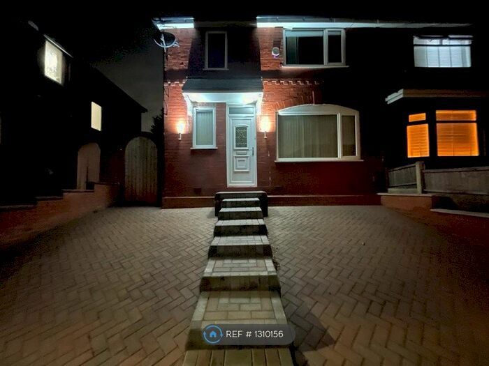 3 Bedroom Semi-Detached House To Rent In Fairway, Swinton, Manchester M27