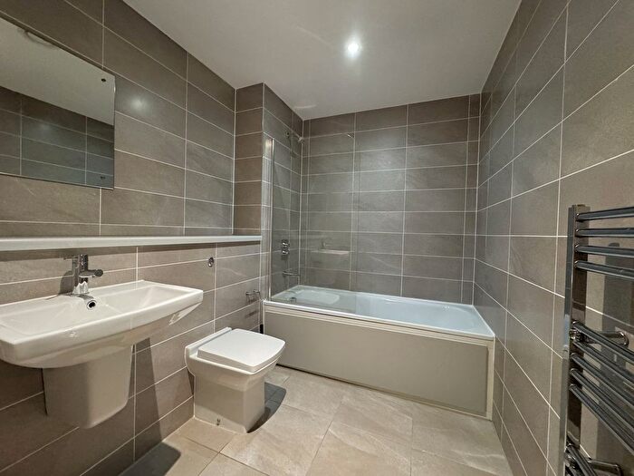 3 Bedroom Flat To Rent In Michigan Avenue, Salford, M50