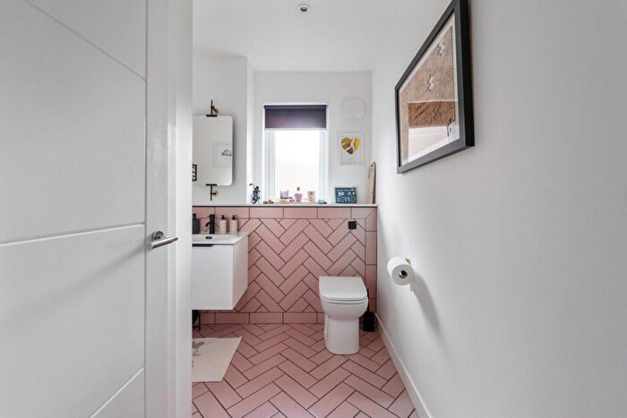 4 Bedroom Town House For Sale In Auldfield Gate, Pollokshaws, G43