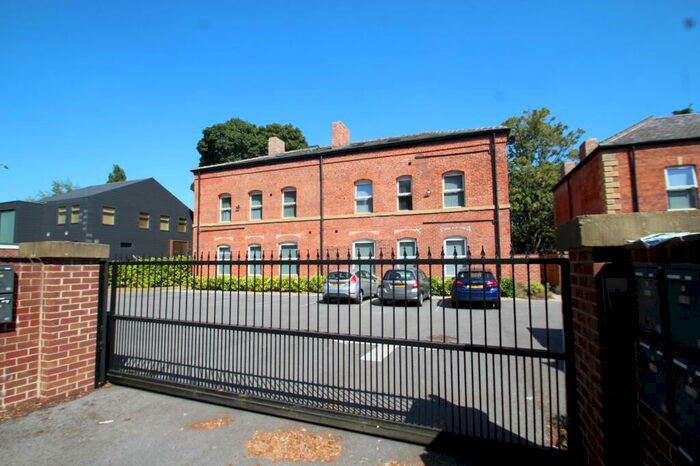 2 Bedroom Flat To Rent In Chapeltown Road, Leeds, West Yorkshire, LS7