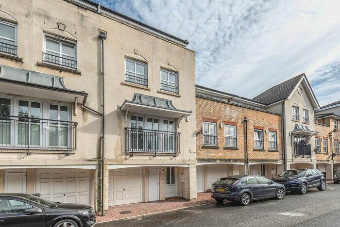 4 Bedroom Town House To Rent In Glenmere Row, London, SE12
