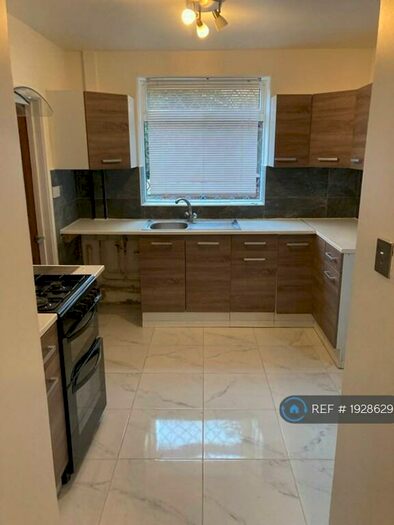 3 Bedroom Semi-Detached House To Rent In Newhall Bank, Leeds, LS10