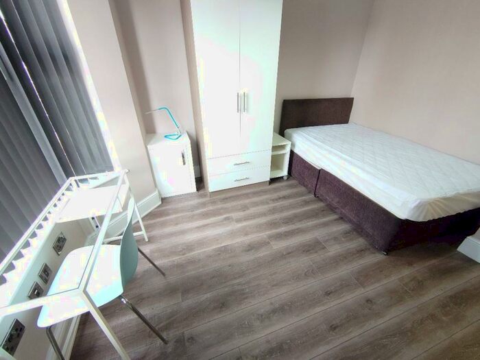 6 Bedroom Terraced House To Rent In Needham Rd, Kensington, L7