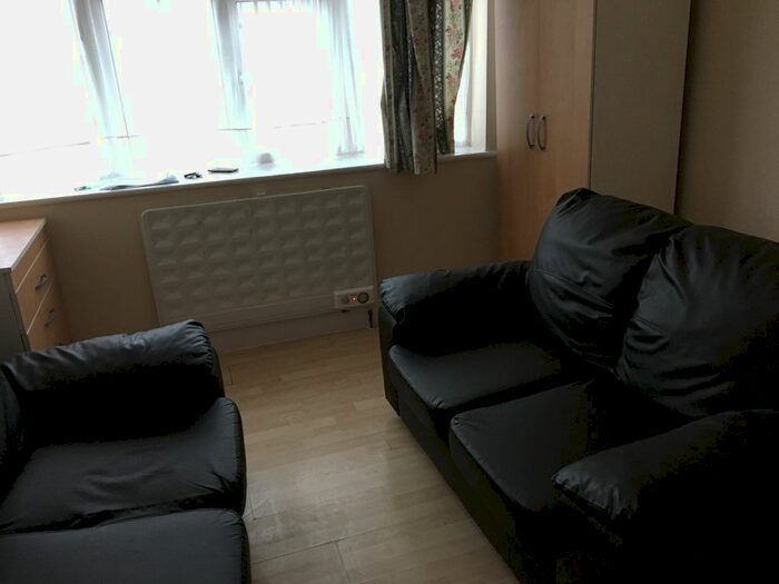 1 Bedroom Flat To Rent In Taunton Avenue, Hounslow TW3