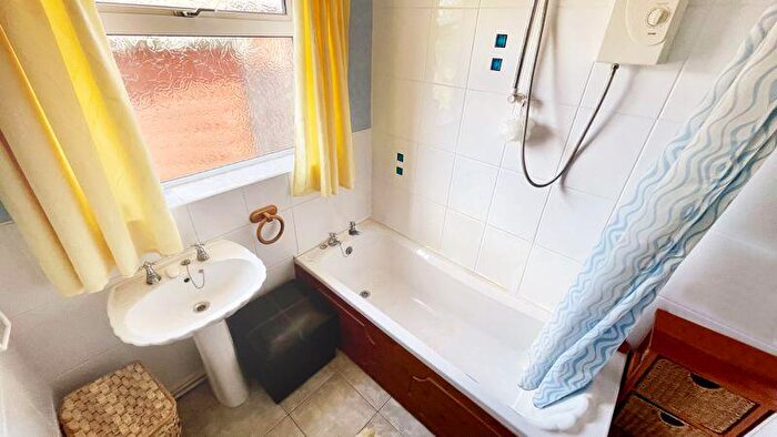 2 Bedroom Detached Bungalow For Sale In The Rise, Navenby, Lincoln, LN5