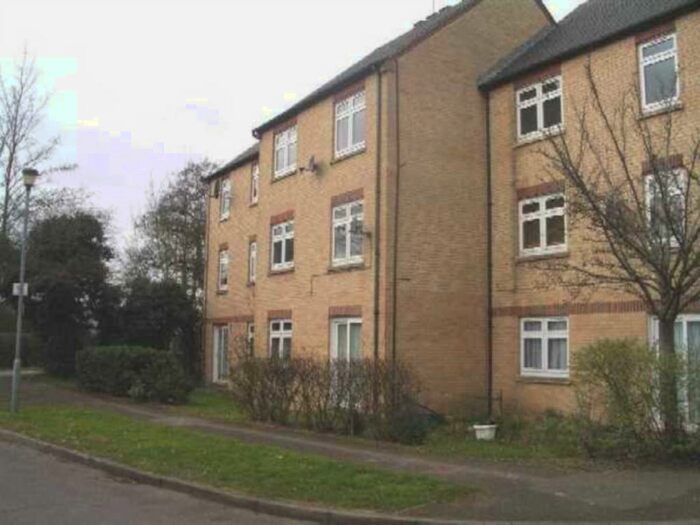 3 Bedroom Flat To Rent In Haltside, Hatfield, AL10