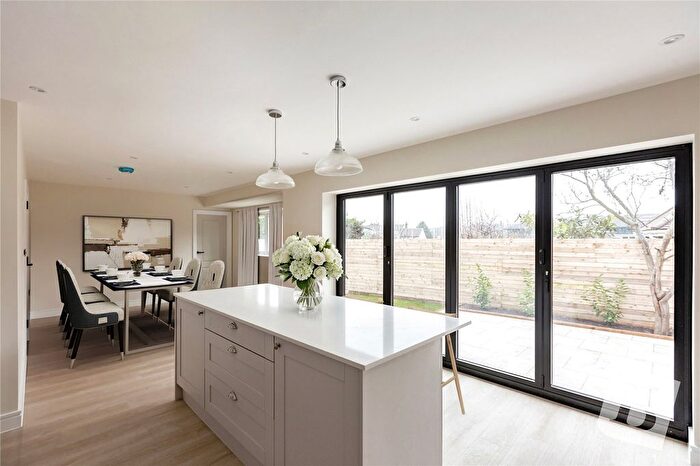 2 Bedroom Chalet For Sale In Mascalls Gardens, Brentwood, Essex, CM14