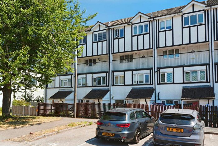 3 Bedroom Flat For Sale In Scribbans Close, Smethwick, B66