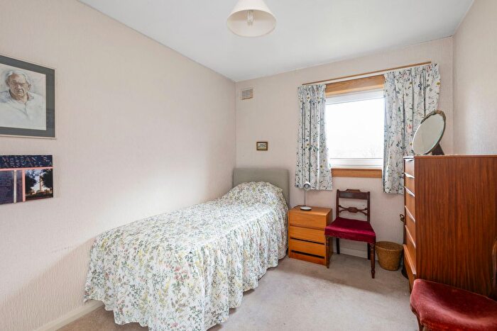 2 Bedroom Flat For Sale In / West Craigs Crescent, Edinburgh, EH12