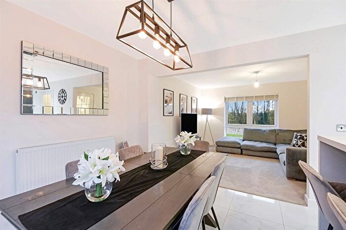 4 Bedroom Detached House For Sale In Binnie Crescent, Gartcosh, Glasgow, North Lanarkshire, G69