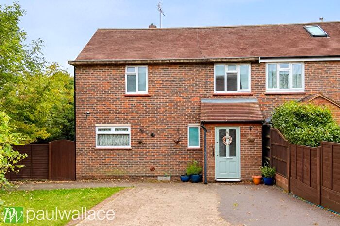 4 Bedroom Semi-Detached House For Sale In Winterscroft Road, Hoddesdon, EN11