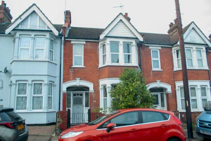 3 Bedroom Semi-Detached House To Rent In Glenwood Avenue, Westcliff-on-Sea, SS0