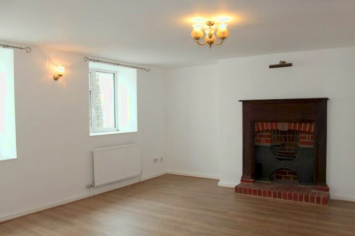 2 Bedroom Apartment To Rent In Royal Terrace, Southend-On-Sea, Essex, SS1