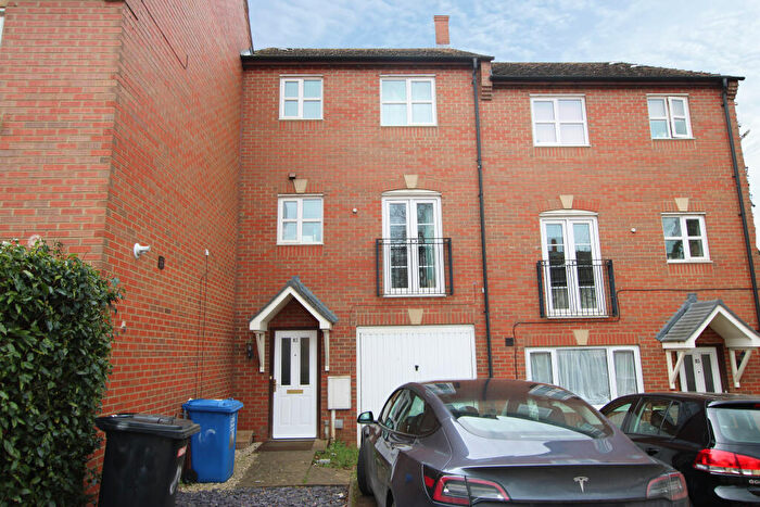 3 Bedroom Town House To Rent In Union Street, Kettering, North Northamptonshire, NN16