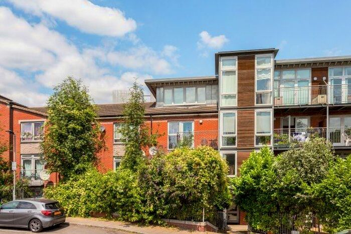 2 Bedroom Flat To Rent In Hunt Close, Notting Hill, W11