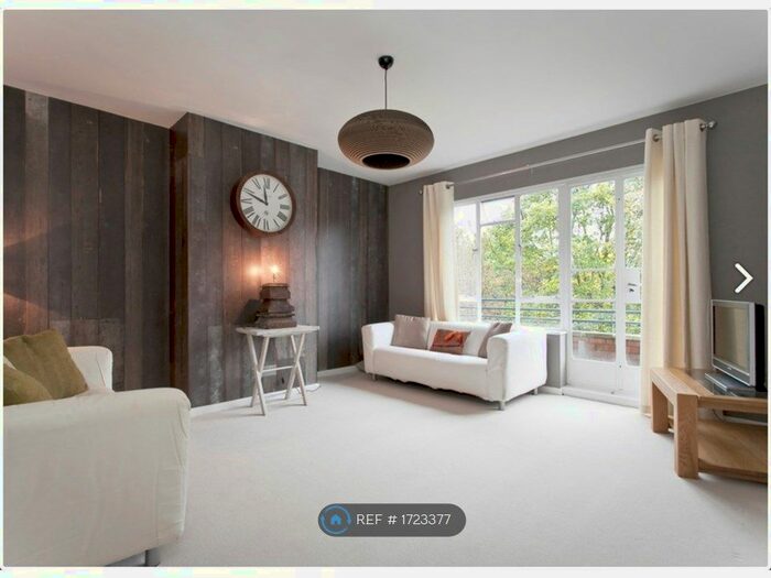 3 Bedroom Flat To Rent In Lane Court, London, SW11