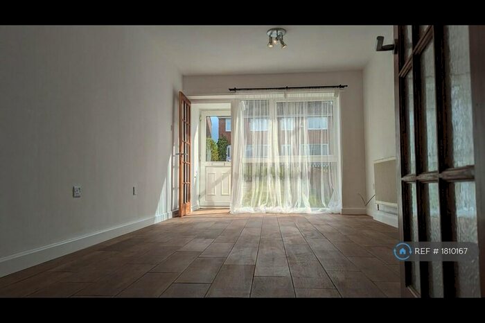 2 Bedroom Maisonette To Rent In Chiltern Close, Bristol, BS30