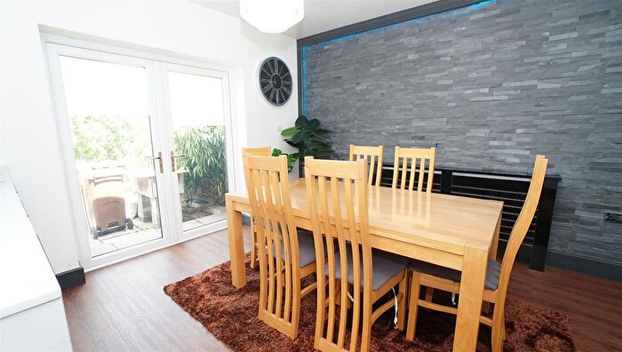5 Bedroom Semi-Detached House For Sale In Fourth Avenue, Killinghall, Bradford, BD3