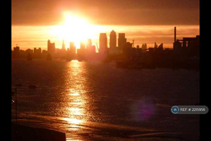 2 Bedroom Flat To Rent In Albert House, Woolwich, London, SE28